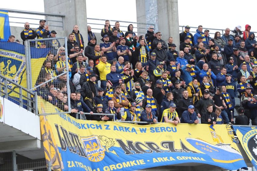 Kilkuset kibiców Arki Gdynia wspierało swój zespół w meczu z Koroną Kielce na Suzuki Arenie. Zobaczcie zdjęcia