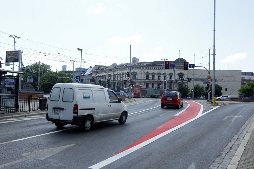 Wrocław: Pasy dla rowerzystów na pl. Jana Pawła II. Kierowcy mają węższą drogę (FOTO)