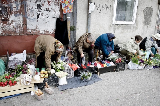 Domowego wyrobu grzybki marynowane, szydełkowe kapcie czy sadzonki kwiatów można teraz kupić przy ulicy Jurowieckiej. Targowy handel w wersji mini odrodził się na prywatnej działce, gdzie planowana była galeria Focus Park. Po drugiej stronie ulicy wkrótce powstaną dwa nowoczesne, wielkopowierzchniowe obiekty. To będzie zderzenie dwóch różnych rodzajów handlu w centrum miasta.