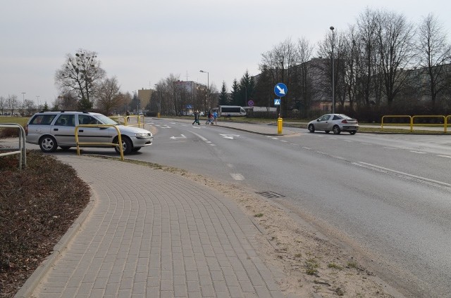 Ten wyjazd z parkingu jest bardzo zdradliwy i trzeba uważać.