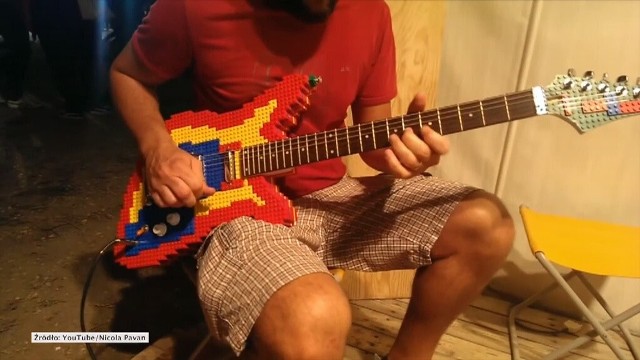Gitara elektryczna zrobiona z klocków lego.