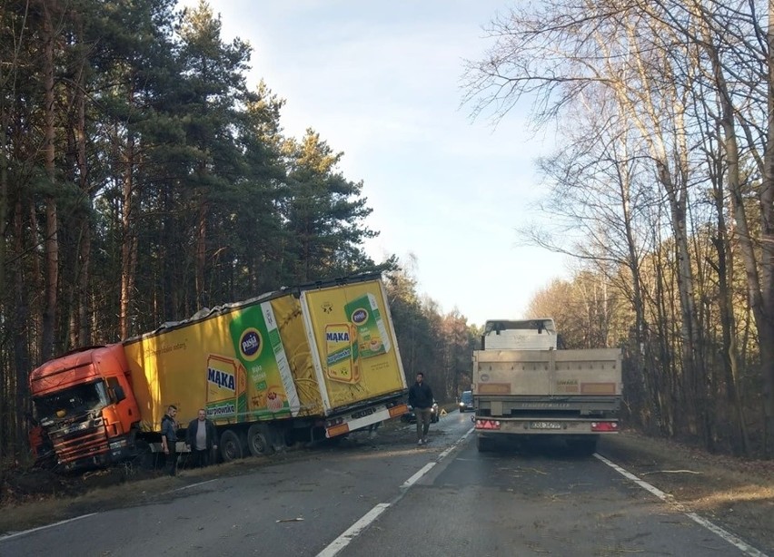 Groźny wypadek na drodze wojewódzkiej 791 za Olkuszem. Tir wpadł do rowu