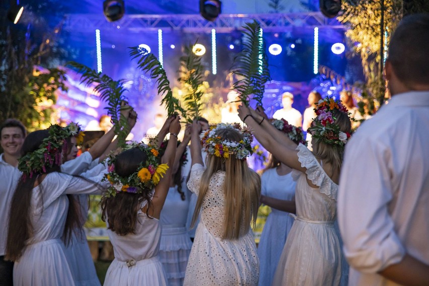 „Dynowskie Sobótki”. Ach, co to było za widowisko! Piękna muzyka i dziewczyny ubrane po słowiańsku otoczone łunami ognia [ZDJĘCIA]