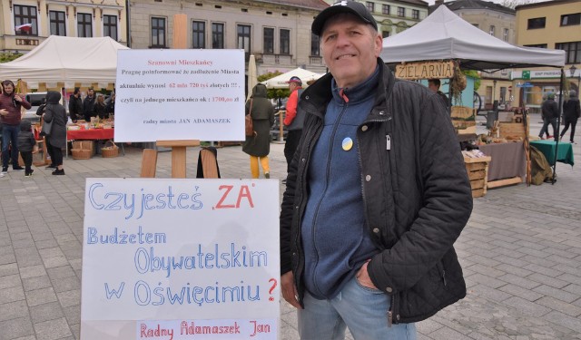 Jan Adamaszek, radny niezależny, wyszedł na ulice, by zachęcić mieszkańców Oświęcimia do zaangażowania w Budżet Obywatelski, pytając zarazem włodarzy miasta, dlaczego bronią się przed tym projektem.