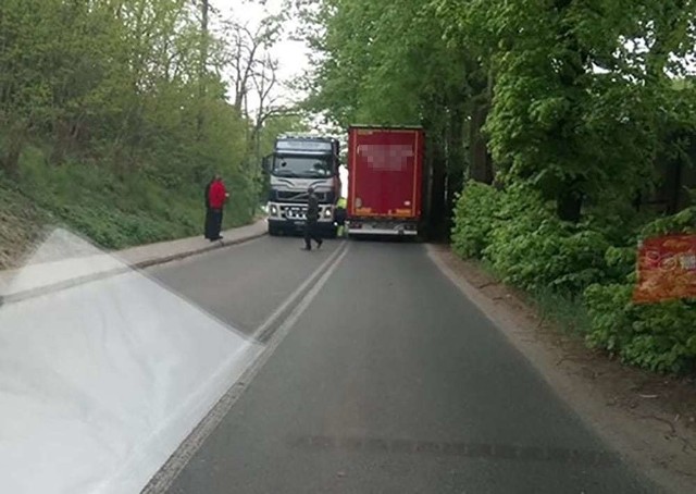 Do kolizji doszło we wtorek, 7 maja z samego rana w rejonie wiaduktu nad torami w Starym Kisielinie. Na miejsce została wezwana policja.Czytaj również: Pościg za naćpanym kierowcąDrogę blokują dwie ciężarówki. Niestety, z powodu kolizji, na drodze utworzył się wielki korek. Na miejsce jedzie wezwana zielonogórska drogówka.WIDEO: Dramat w Świebodzinie. Pijany kierowca wjechał ciężarówką na przejazd kolejowy 