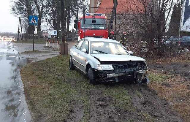 Kierowca uciekał przed policją, a jazdę zakończył na drzewie.