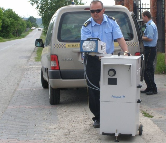 Wiesław Pióro, komendant Straży Miejskiej przy fotoradarze, ustawionym na drodze wojewódzkiej w Daleszycach.