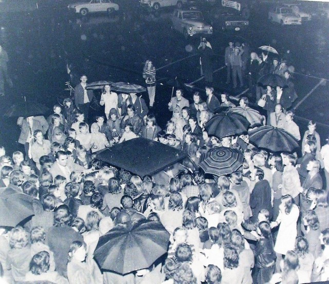 Październik 1975. Tłum przed słupskim „Empikiem”, gdzie zajechało auto ze sławnymi trenerami piłki nożnej.Zobacz także: VIII Zjazd Absolwentów Klubu Cieślik Słupsk