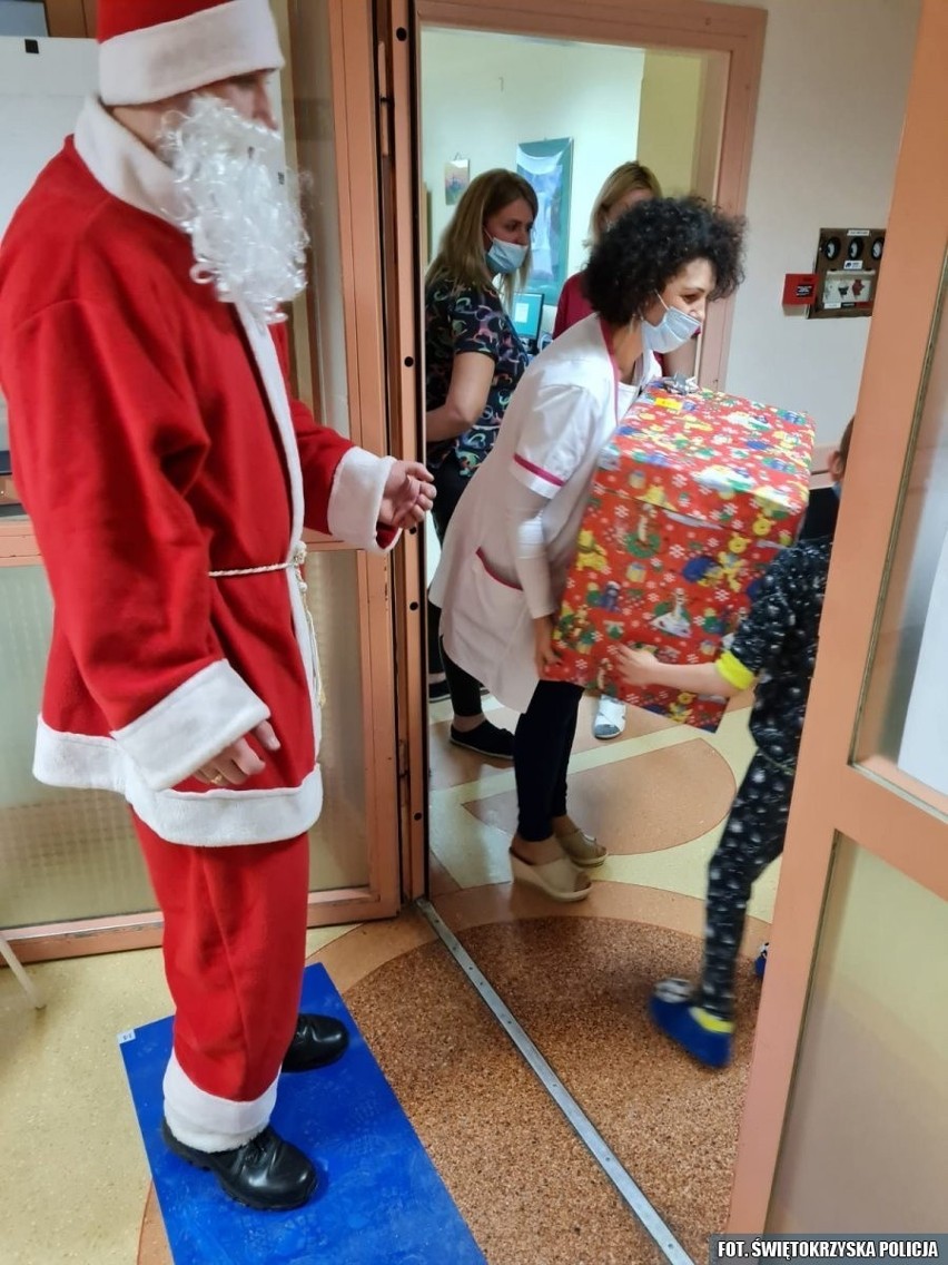 Niebiescy Mikołaje odwiedzili dzieci w centrum onkologii w Kielcach [ZDJĘCIA] 