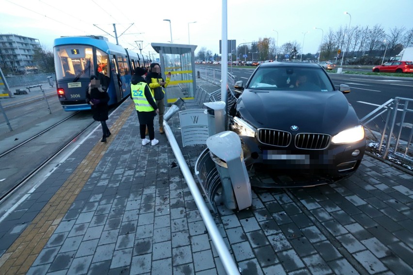 BMW wjechało w przystanek tramwajowy na Kosmanów