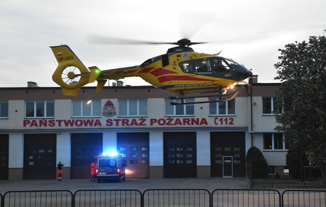 Po poszkodowanego motocyklistę przyleciał śmigłowiec LPR, który lądował przy siedzibie Komendy Powiatowej PSP w Malborku.