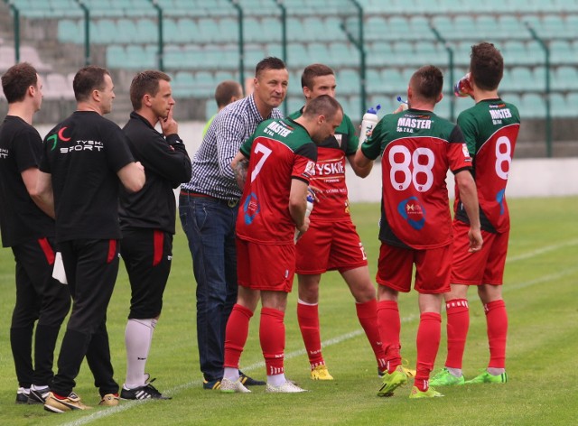 Tomasz Hajto podpisał z GKS-em Tychy kontrakt na 3,5 roku. Po 6 miesiącach pracy nie udało mu się utrzymać drużyny w  I lidze