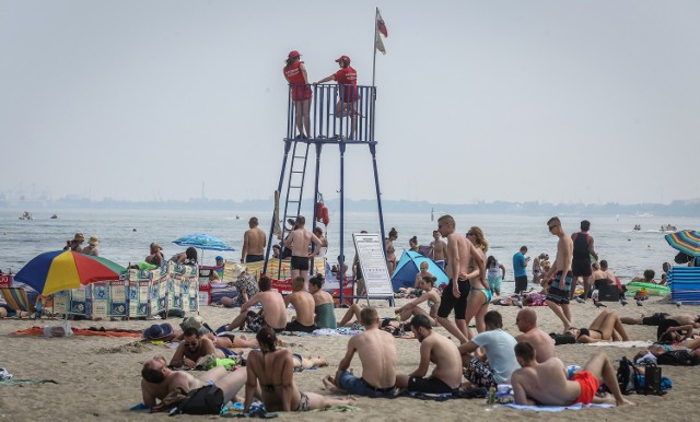 Polacy coraz chętniej wybierają urlop nad Bałtykiem. I choć ostatnio pogoda raczej plażowaniu nie sprzyja, turystów w nadmorskich miejscowościach nie brakuje
