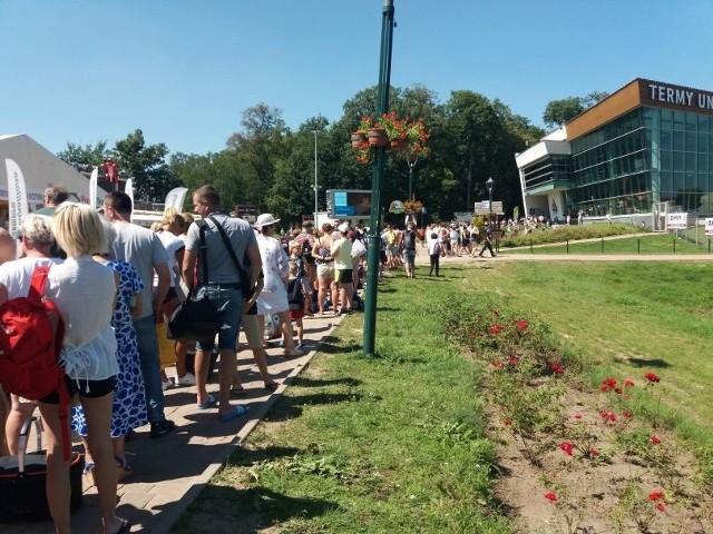 W tej kolejce trzeba było spędzić blisko 4 godziny, by wejść na teren basenów