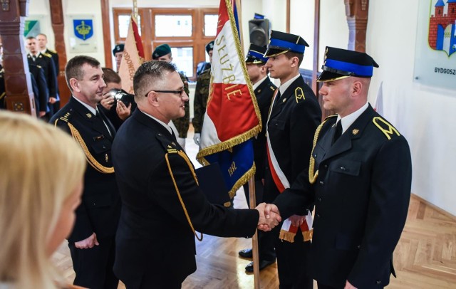 16 maja w Bydgoszczy obchodzono "Dzień Strażaka". Główne uroczystości odbyły się w siedzibie Jednostki Ratowniczo-Gaśniczej nr 1 przy ul. Pomorskiej 16-18 w Bydgoszczy. W ich trakcie Mikołaj Bogdanowicz, wojewoda kujawsko-pomorski, podkreślał i chwalił znaczenie pracy bydgoskich strażaków oraz dziękował im za dotychczasową służbę i zaangażowanie. W trakcie uroczystości wręczono odznaczenia i awanse strażakom z Jednostki Ratowniczo-Gaśniczej nr 1 w Bydgoszczy. Odczytano również list prezydenta Andrzeja Dudy, który między innymi złożył strażakom życzenia. Święto patrona strażaków, świętego Floriana, kalendarzowo przypadało w tym roku na 4 maja. Zobacz więcej zdjęć z "Dnia Strażaka" >>>Zobacz nasz nowy program: "Dojrzalsi" (odcinek 2)