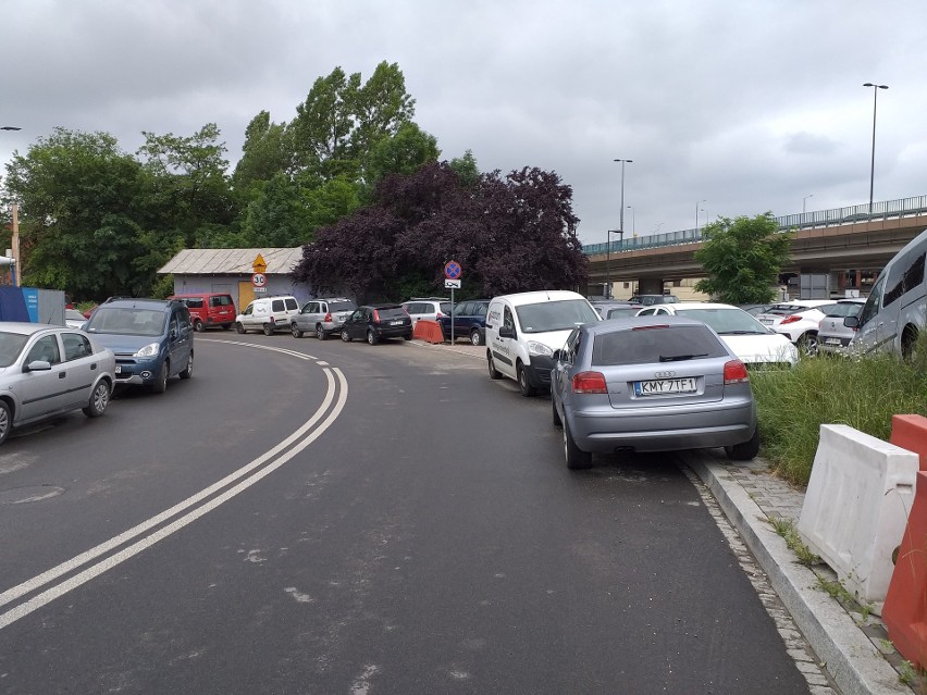 Dziki parking przy "ślepym" rondzie w rejonie Muzeum AK