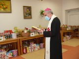 Caritas Diecezji Sandomierskiej przekazała świąteczne paczki schroniskom dla bezdomnych w naszym regionie [ZDJĘCIA]