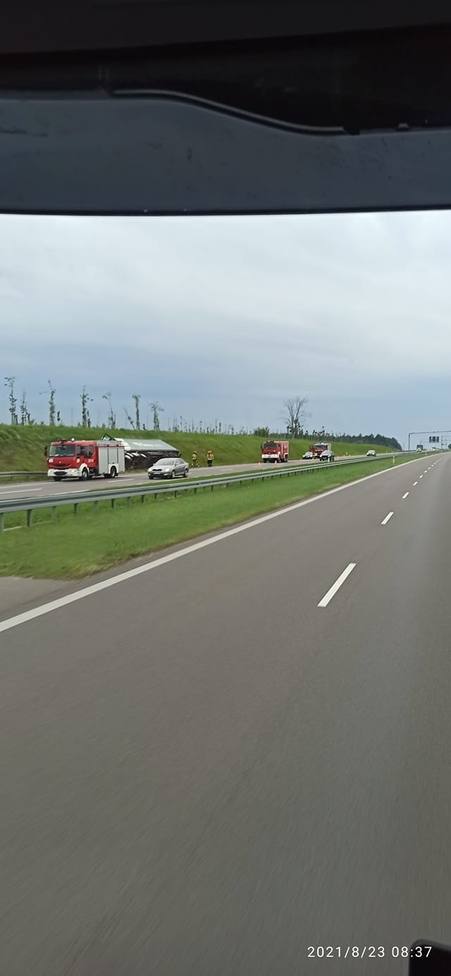 Kołaki Kościelne. Wypadek na S8 na trasie Zambrów - Białystok. Ciężarówka w rowie [ZDJĘCIA]