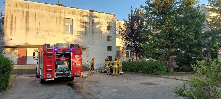 Pożar przy ulicy Staszica w Koszalinie. Paliły się śmieci [ZDJĘCIA]