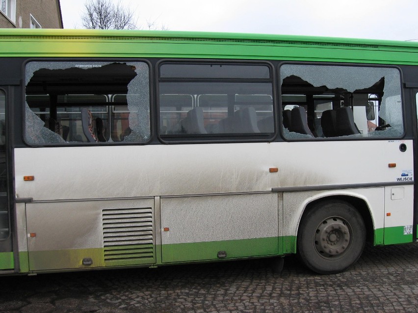 Ostrzelany autobus w Zgorzelcu. To wojna przewoźników? (ZDJĘCIA)