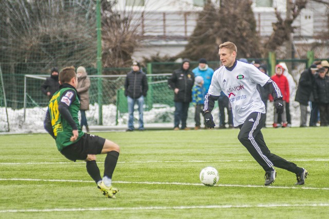 Wszystko wskazuje na to, że Piotr Gurzęda (z piłką) zagra za Macieja Świdzikowskiego na środku obrony w meczu z Rozwojem Katowice. 