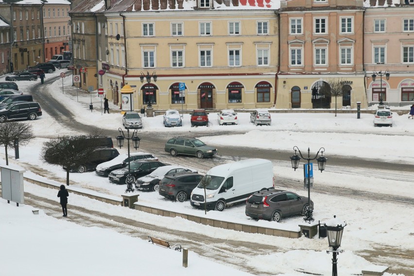 Śnieg na ulicach Lublina. Główne arterie czarne, drogi boczne przysypane. Zobacz zdjęcia