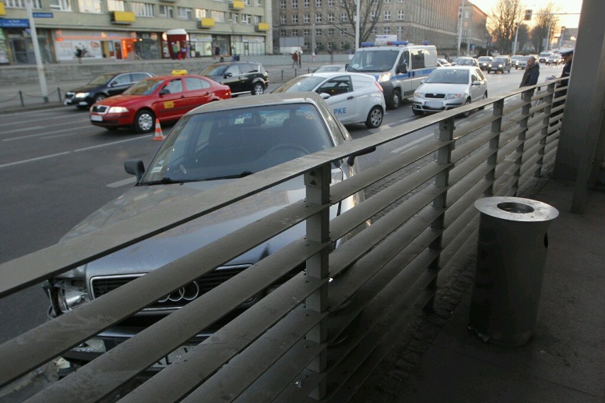 Wrocław: Wypadek na rondzie Reagana. Zderzyły się cztery samochody (ZDJĘCIA)