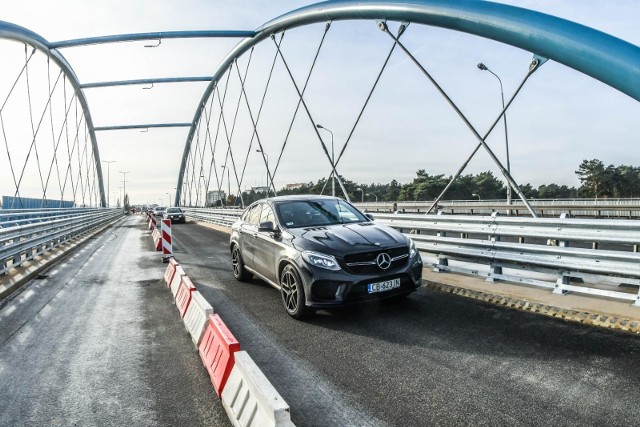 2 stycznia (czwartek) o godz. 12:15 do użytku oddany został nowy wiadukt na Armii Krajowej w Bydgoszczy. Drogowcy udostępnili na razie jeden pas ruchu w kierunku Osielska, który i tak powinien nieco rozładować ruch w tym miejscu. Początkowo planowano, że wiadukt będzie gotowy już w połowie grudnia, jednak z uwagi na to, iż konstrukcja była wznoszona nad magistralą kolejową o wyjątkowo dużym natężeniu ruchu, drogowcy mieli utrudnione zadanie. Zarząd Dróg i Komunikacji Publicznej w Bydgoszczy zapowiada, że wiosną z nowego obiektu skorzystają również piesi i rowerzyści.Więcej zdjęć >>>