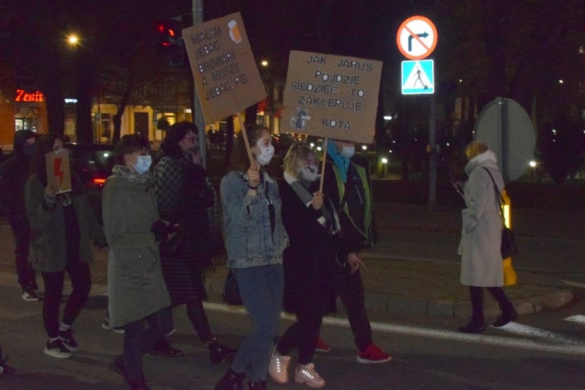 Marsz Kobiet w Busku-Zdroju po raz drugi. Mieszkańcy maszerowali ulicami miasta (ZAPIS TRANSMISJI)