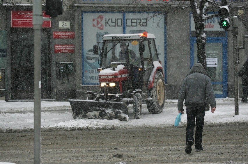 Śnieg i deszcz. Dla pieszych późna zima to najgorszy czas