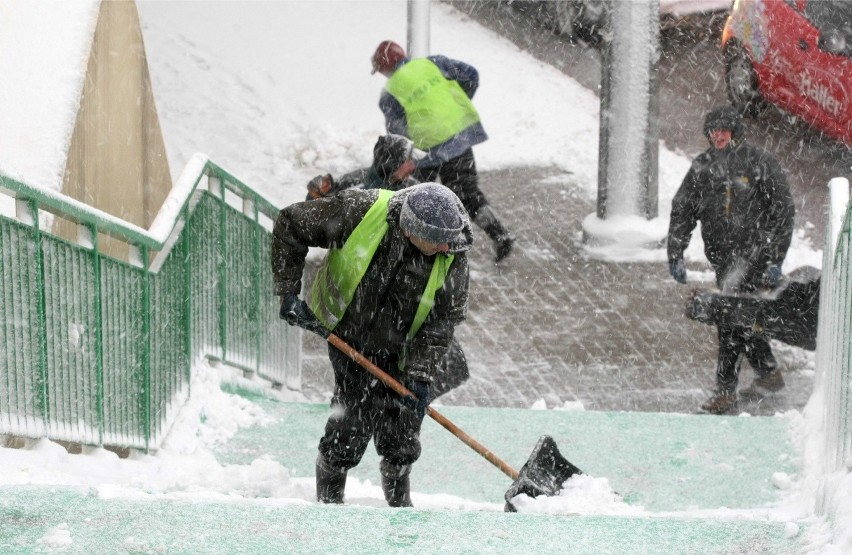 Śnieg i deszcz. Dla pieszych późna zima to najgorszy czas