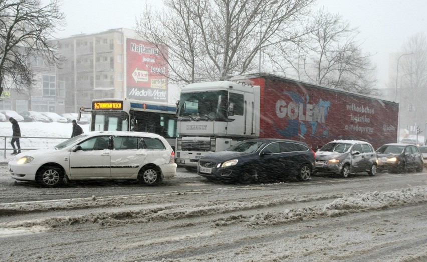 Śnieg i deszcz. Dla pieszych późna zima to najgorszy czas