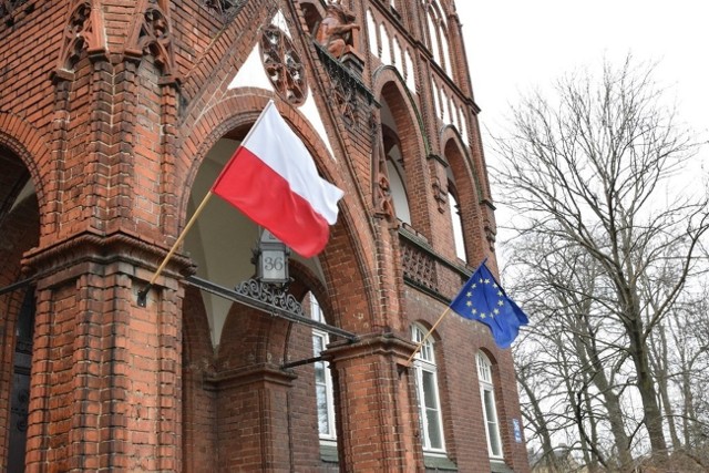 Na budynkach Urzędu Miasta w Inowrocławiu wywieszono flagi Polski oraz Unii Europejskiej.