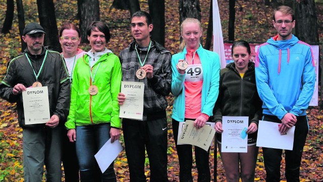 Uczestnicy II Biegu Niepodległości organizowanego w lesie Strzyganiec - z medalami i dyplomami