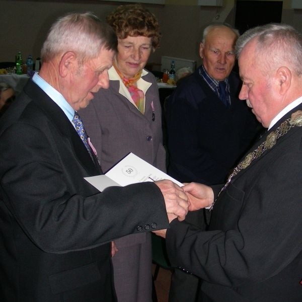 Jako pierwsi z 13 par, odznaczenia otrzymali Michał i Nina Aleksiejukowie  Medale przyznane przez Prezydenta RP wręczał wójt gminy, Michał Wróblewski.