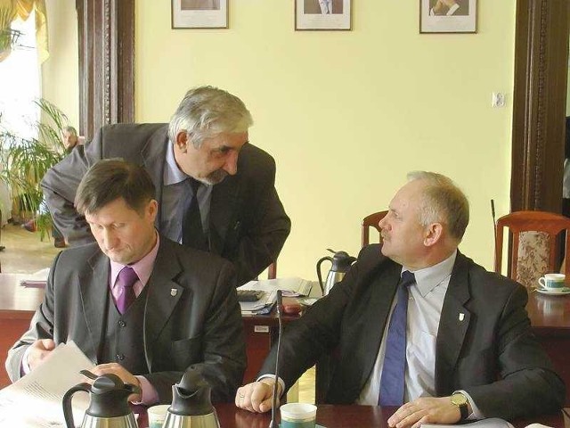 Od lewej: zastępca burmistrza Paweł Chylak i urzędnik miejski Andrzej Barylak (fot. Małgorzata Trzcionkowska)