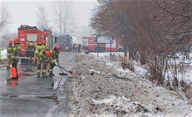 W Oświęcimiu, na ulicy Nadwiślańskiej, wyciekły setki litrów oleju napędowego