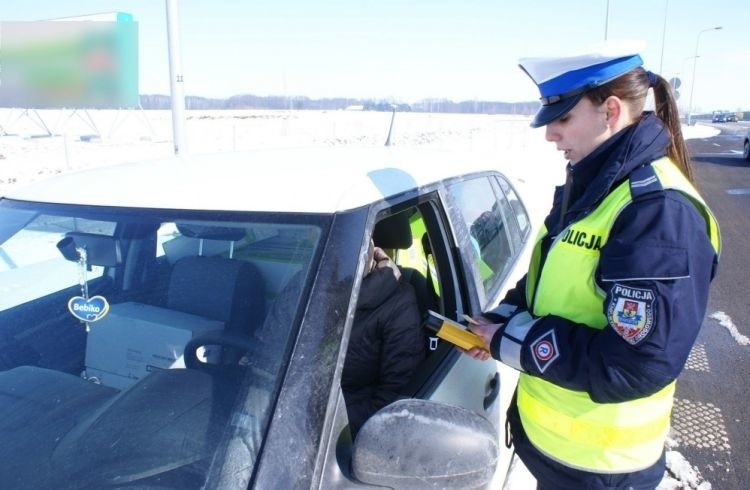 Droga krajowa nr 8. Policja wypisuje mandaty za nadmierrną prędkość (zdjęcia)
