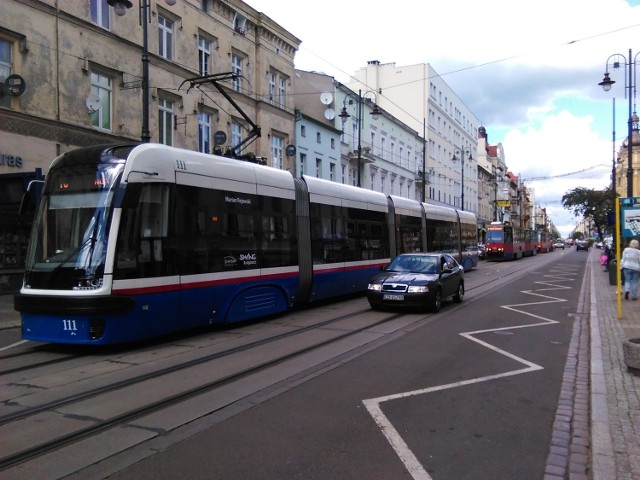 Jeden z naszych Czytelników poinformował nas, że przy ul. Gdańskiej na wysokości ul. Dworcowej doszło do wypadku. Mężczyzna poruszający się na wózku inwalidzkim próbował dostać się do tramwaju. - Przewrócił się,  polała się krew - relacjonuje nasz Czytelnik. - Chyba złamał nogę. Pomagał mu motorniczy tramwaju.Szybko utworzył się korek, tramwaje stały na Gdańskiej. Teraz ruch jest już przywrócony. Możliwe są jednak opóźnienia.