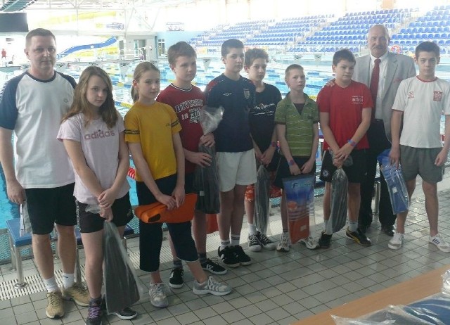 Uroczyste przekazanie sprzętu sportowego od posła Zbigniewa Pacelta dla młodych pływaków odbyło się na Rawszczyźnie.