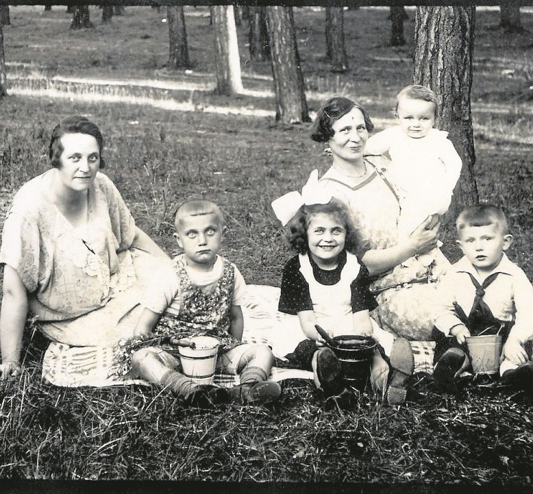 Urszula Świątek-Paschke (trzecia z lewej) podczas pikniku z...