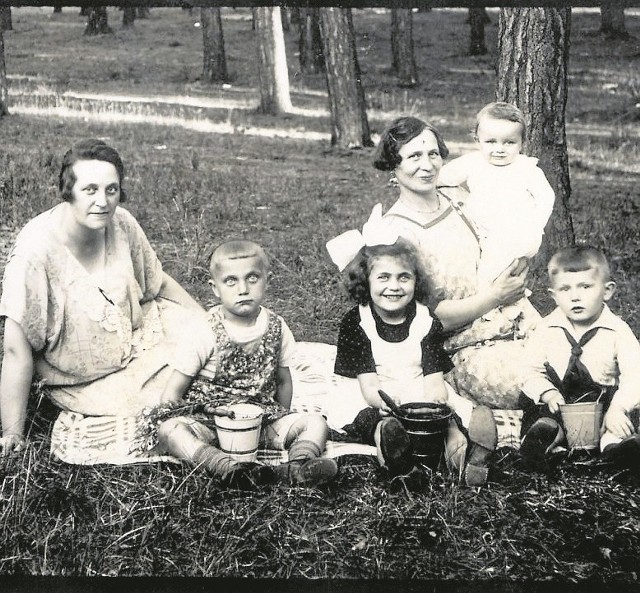 Urszula Świątek-Paschke (trzecia z lewej) podczas pikniku z mamą, bratem Kazimierzem i znajomymi rodziców - 1928 rok.