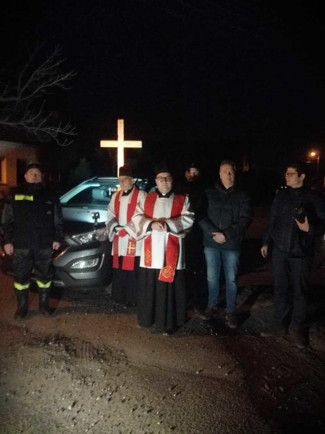 Piątkowa Droga Krzyżowa w parafii Charłupia Mała