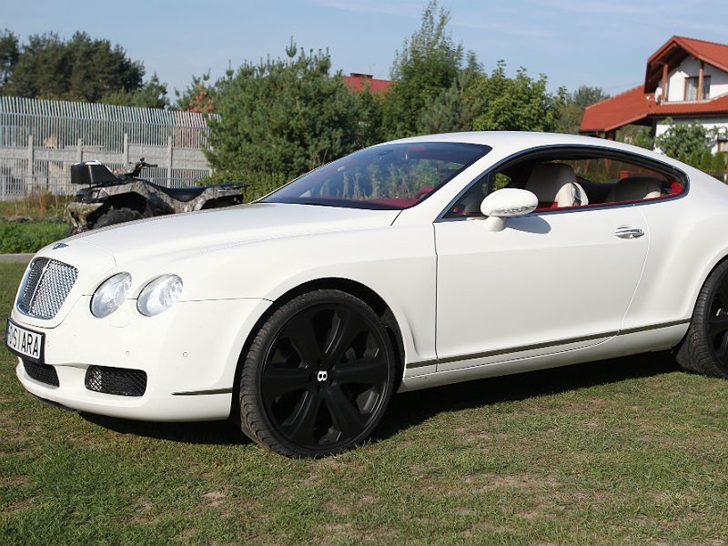 Bentley continental GT wygląda niepozornie, ale to jeden z...