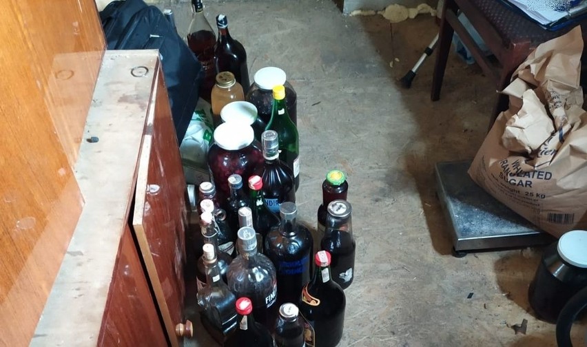 Na miejscu policjancie znaleźli wiele butelek z alkoholem