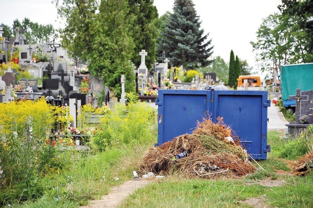 Nasza Czytelniczka mówi, że parafia pobiera pieniądze na sprzątanie cmentarnych alejek. Ich stan pozostawia jednak wiele do życzenia.