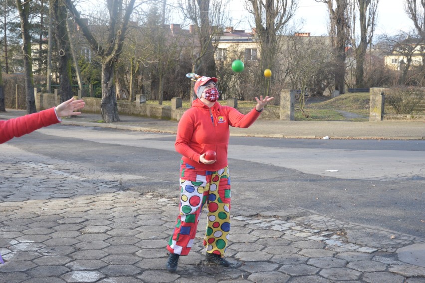 Opole. Członkowie fundacji "Dr Clown" zatańczyli przed hospicjum Betania