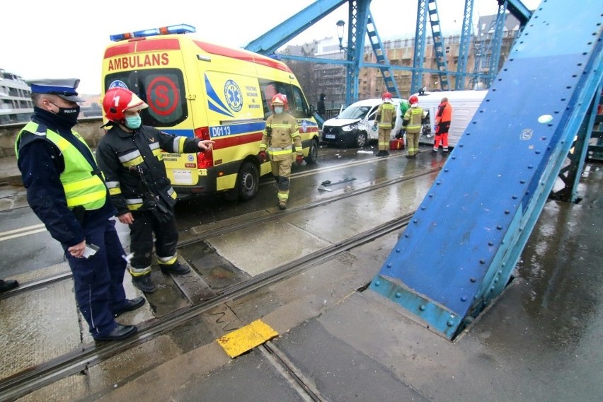Bus przewrócił się na moście Sikorskiego. Jedna osoba ranna, duże utrudnienia w ruchu 
