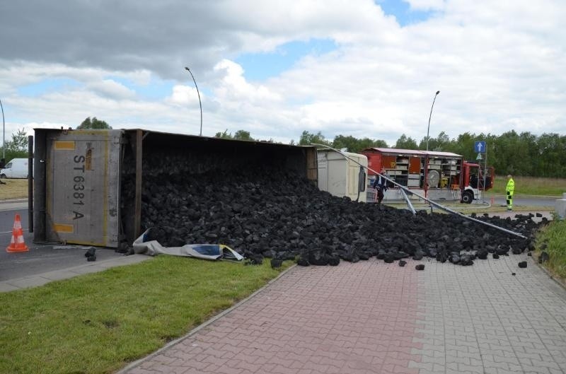 Wypadek w Bielanach Wrocławskich. Przewróciła się ciężarówka z koksem (ZDJĘCIA)