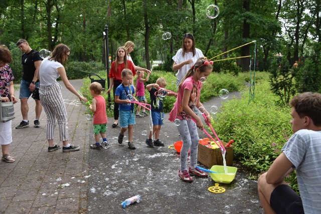 Wspólna zabawa z mnóstwem atrakcji dla dzieci: malowanie buziek, bańki mydlane, dmuchane zjeżdżalnie, trampoliny, gry plenerowe, warsztaty szycia maskotek, pokaz sprzętu policyjnego, odbyła się w przepięknej scenerii Parku Miejskiego w Grudziądzu. Całość była okraszona muzyką, którą serwował Piotr Rohde. Celem imprezy było spotkanie się rodzin zastępczych z Grudziądza, ich integracja i wsparcie. Głównym organizatorem Grudziądzkiego Dnia Wspierania Rodzin był Miejski Ośrodek Pomocy Rodzinie w Grudziądzu. Do tematu rodzin zastępczych w Grudziądzu wrócimy w przyszłym tygodniu. Na podstawie historii kilku rodzin, które spotkaliśmy na pikniku w Parku Miejskim napiszemy jak bardzo są one potrzebne... a mimo tego wciąż ich brakuje. Często są bowiem jedyną nadzieją dla dzieci, aby nie trafiły do placówek opiekuńczo-wychowawczych.     WIDEO: PROMOCJA RODZICIELSTWA ZASTĘPCZEGO W POWIECIE GRUDZIĄDZKIM. AUTOR WIDEO: - POWIATOWE CENTRUM POMOCY RODZINIE W STAROSTWIE GRUDZIĄDZKIM. 